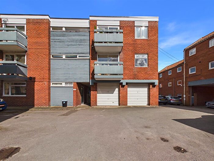 1 Bedroom Flat For Sale In Highgate Court, Highgate, Beverley, HU17