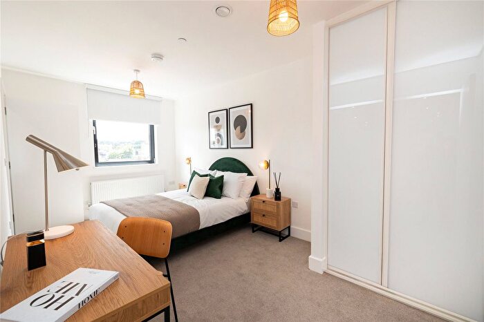 2 Bedroom Flat For Sale In Dock Road, Chatham, Kent, ME4