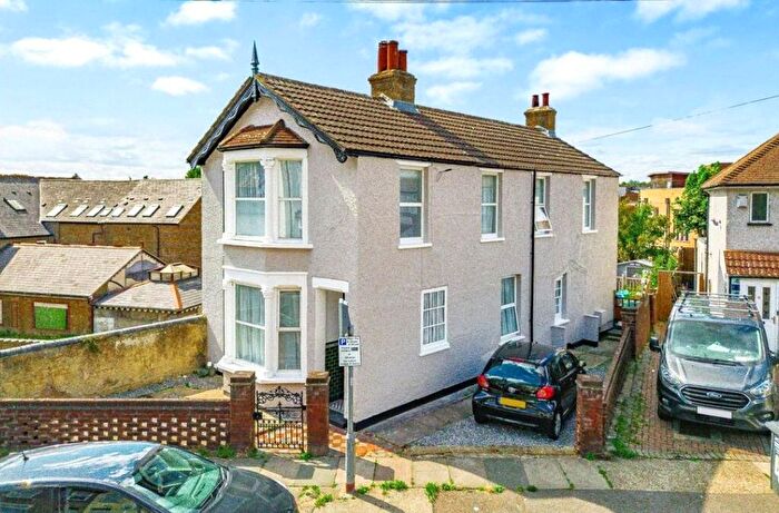 3 Bedroom Detached House For Sale In Mount Pleasant Road, Dartford, Kent, DA1