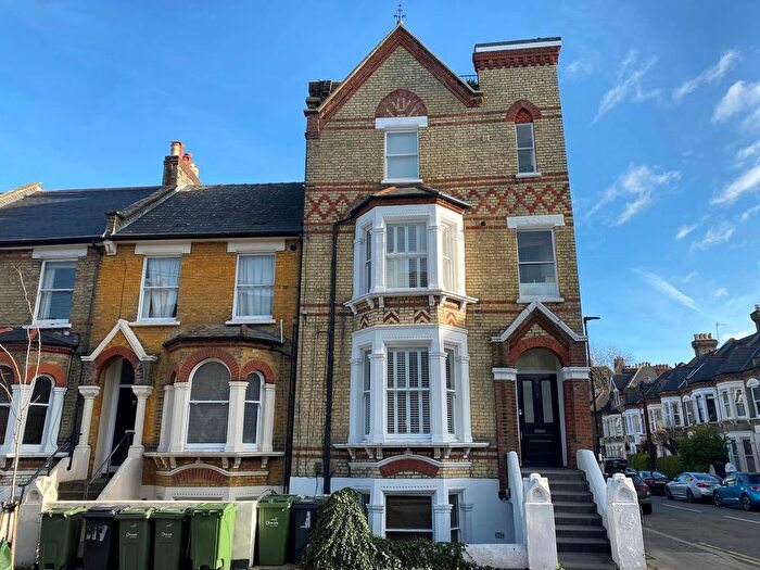 2 Bedroom Flat To Rent In Elm Park, London, SW2
