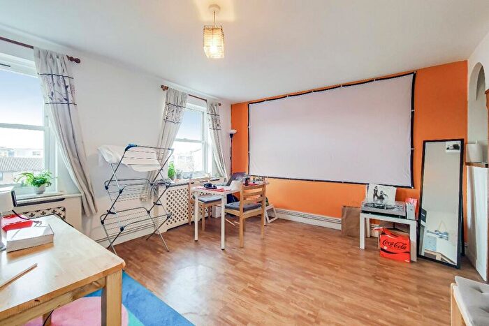 2 Bedroom Flat To Rent In Crofters Way, Camden, NW1