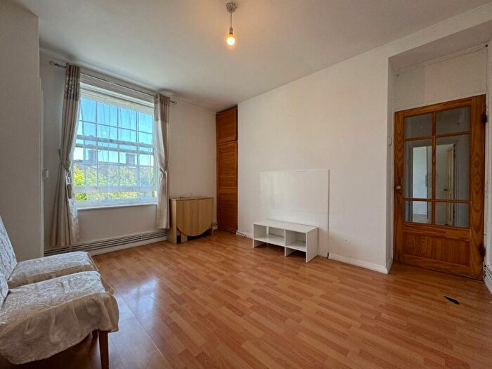 3 Bedroom House To Rent In Bromley High Street, London, E3