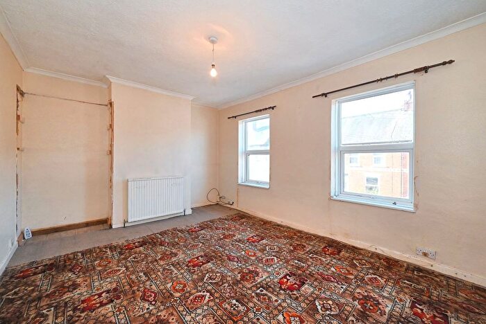 3 Bedroom Terraced House For Sale In De Beauvoir Road, Reading, Berkshire, RG1