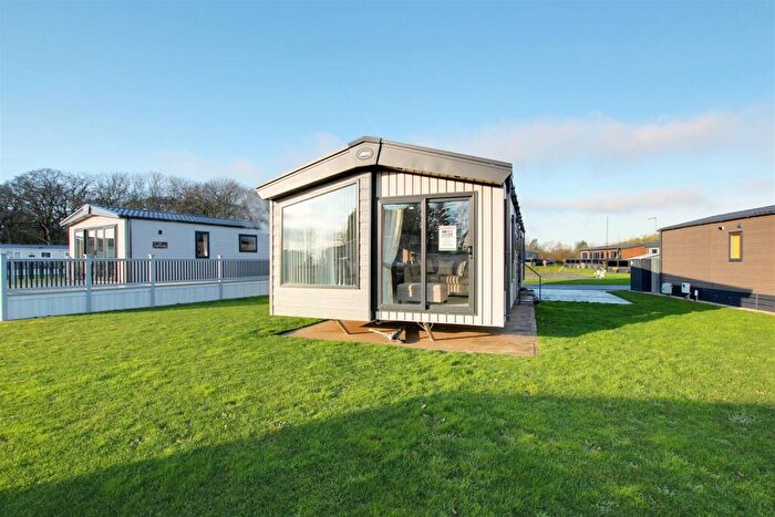 2 Bedroom Property For Sale In Woodthorpe Leisure Park, Woodthorpe, Alford, LN13