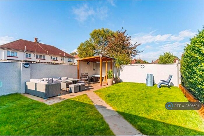 2 Bedroom Flat To Rent In Trinidad Crescent, Poole, BH12