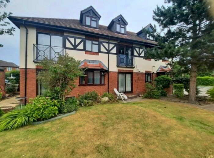 2 Bedroom Flat To Rent In West Park Drive, West Park, Leeds, LS16