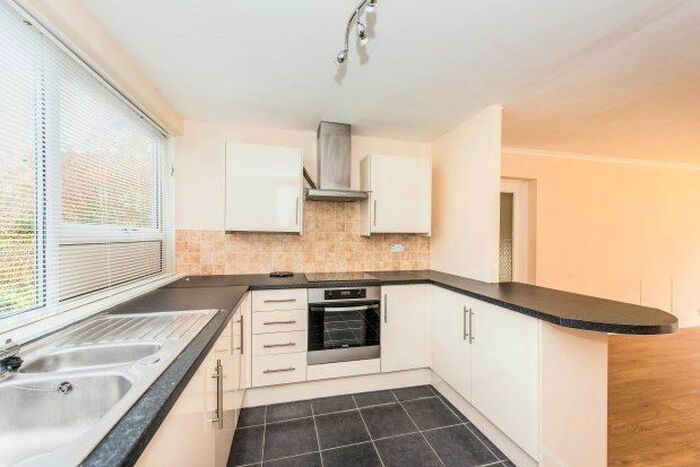 2 Bedroom Flat To Rent In Boxgrove Avenue, Guildford GU1