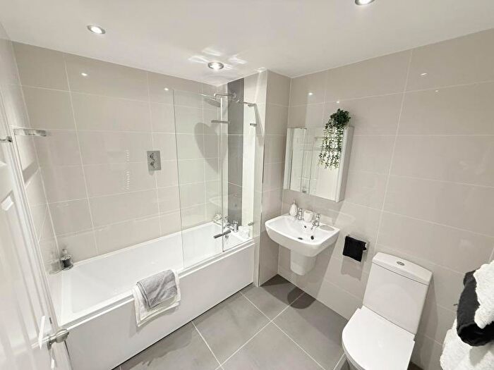 2 Bedroom Apartment To Rent In Langton's Wharf, LS2