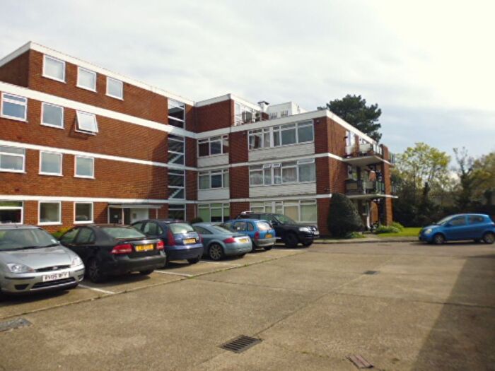 1 Bedroom Flat For Sale In Beaver Close, Hampton, TW12