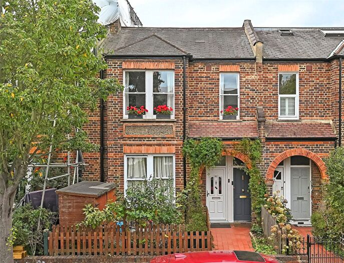 2 Bedroom Maisonette For Sale In Aylmer Road, London, W12