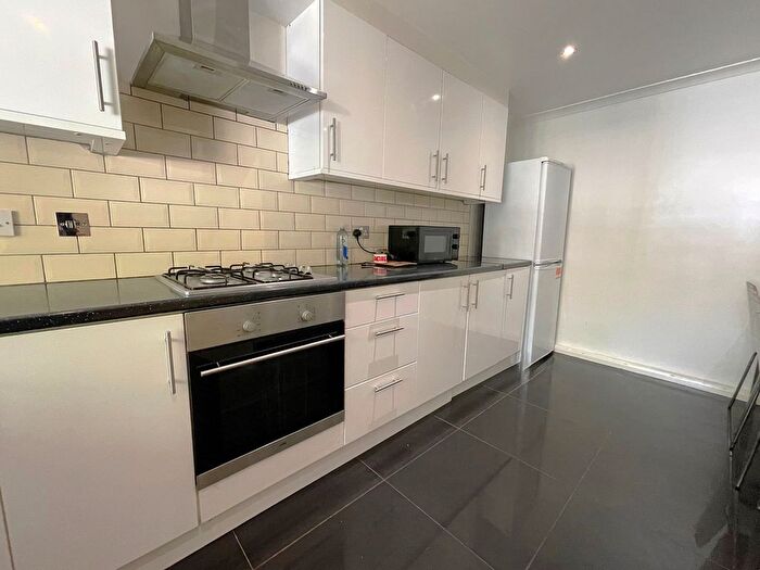 5 Bedroom Flat To Rent In Bow, E3