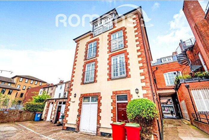 2 Bedroom Flat To Rent In Jewry Street, Winchester, SO23