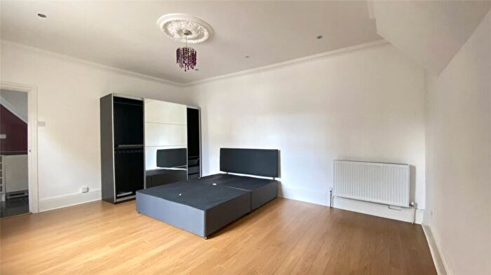 Apartment To Rent In Endymion Road, Islington, London, N4