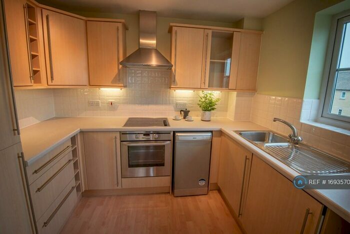 2 Bedroom Flat To Rent In Chandlers Court, Carterton, OX18