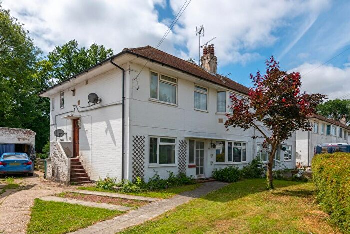 2 Bedroom Ground Maisonette For Sale In Meadowcroft Close, Horley, Surrey, RH6