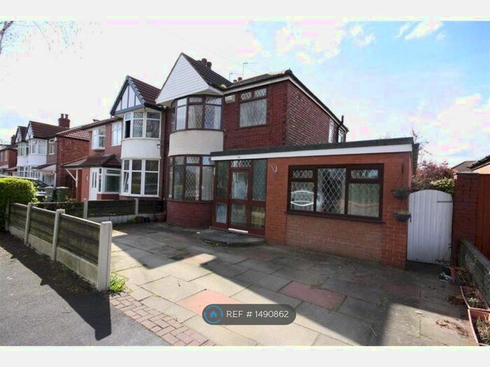 4 Bedroom Semi-Detached House To Rent In Central Avenue, Sale, M33