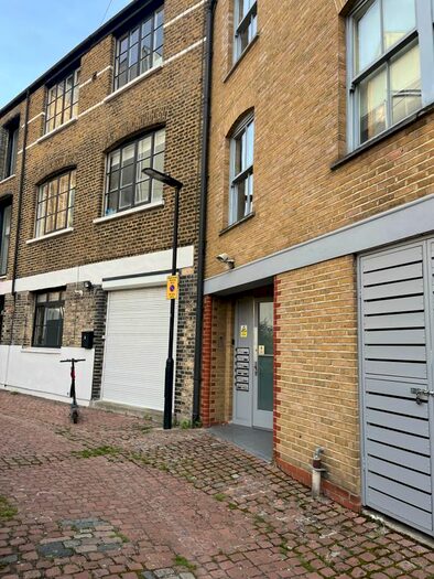 3 Bedroom Flat To Rent In Florfield Passage, Hackney, E8