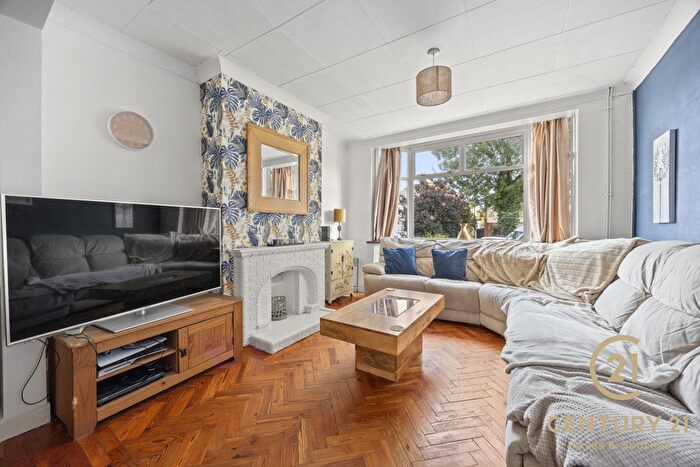 4 Bedroom Semi-detached House For Sale In Devon Waye, TW5