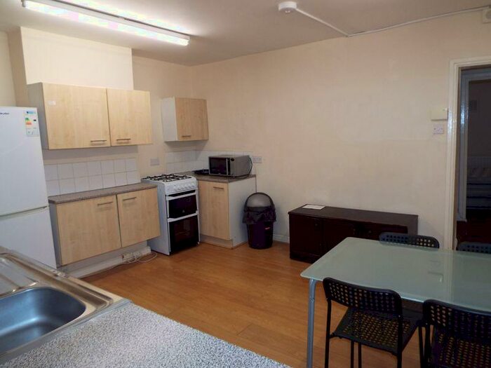 2 Bedroom Flat To Rent In Bristol Road, Selly Oak, Birmingham, B29