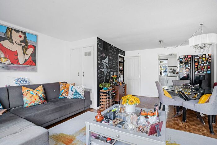 3 Bedroom End Of Terrace House For Sale In Brierley Close, London, SE25