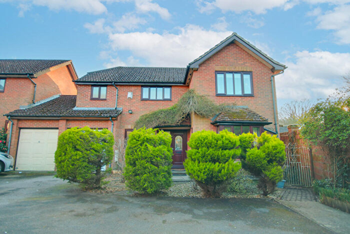 3 Bedroom Link Detached House For Sale In Three Double Bedrooms! Ensuite! Lots Of Parking! A Must See!, SO18