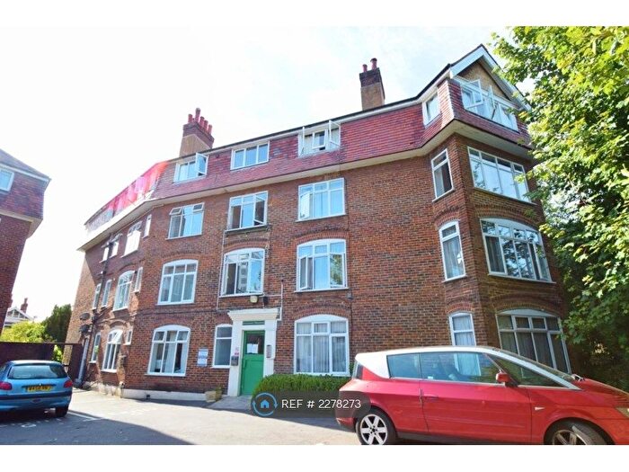 3 Bedroom Flat To Rent In Grosvenor Square, Southampton, SO15
