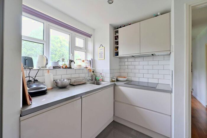 2 Bedroom Flat To Rent In Horne Way, West Putney, London, SW15