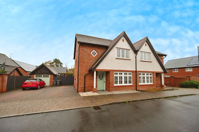 3 Bedroom Semi Detached House For Sale In Cavell Way, Waterlooville, PO7