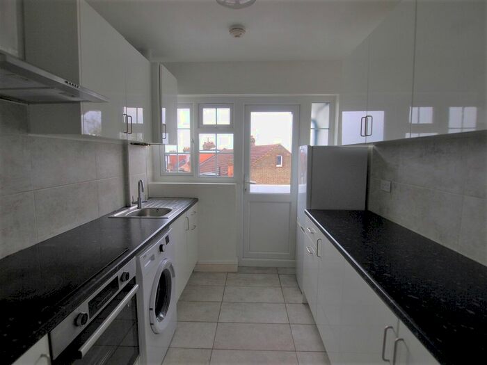 3 Bedroom Flat To Rent In Crestbrook Place, Winchmore Hill, N13