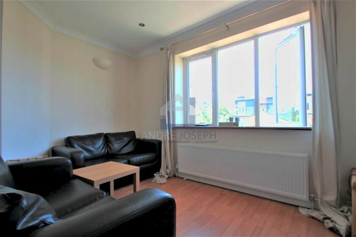 3 Bedroom Flat To Rent In Montana Road, Tooting Bec, London, SW17