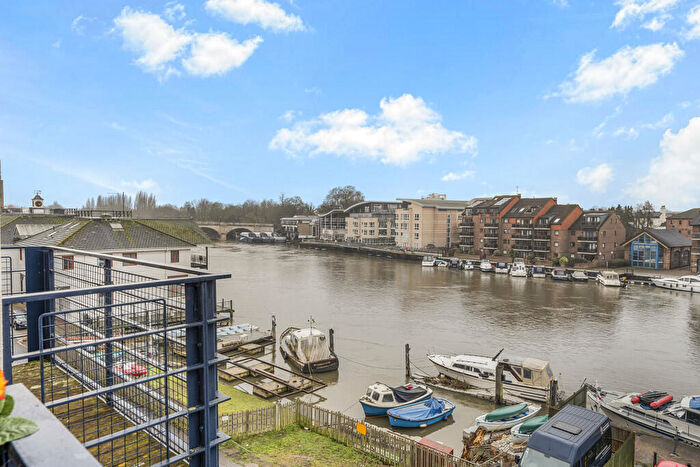 2 Bedroom Apartment For Sale In Osiers Court, Kingston Upon Thames, KT1