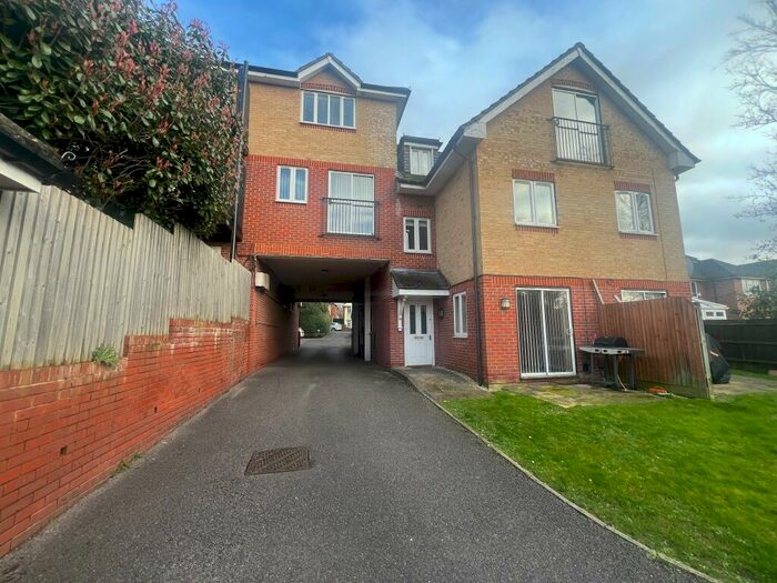 2 Bedroom Maisonette To Rent In Midanbury Lane, Southampton, SO18