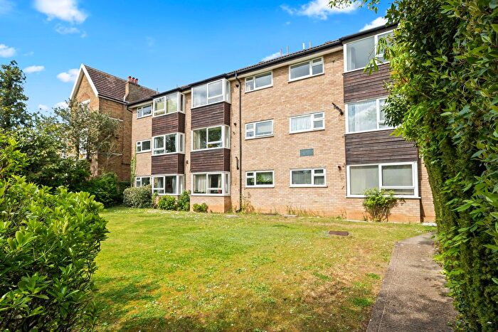 2 Bedroom Flat For Sale In The Avenue, Worcester Park, KT4