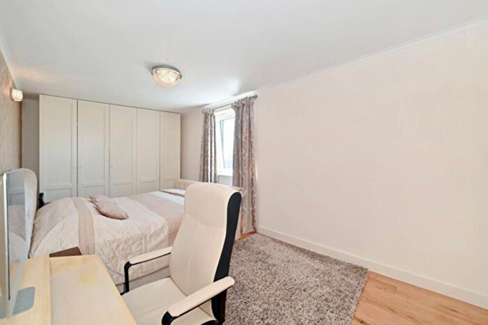 2 Bedroom Flat For Sale In Berglen Court, Limehouse, London, E14