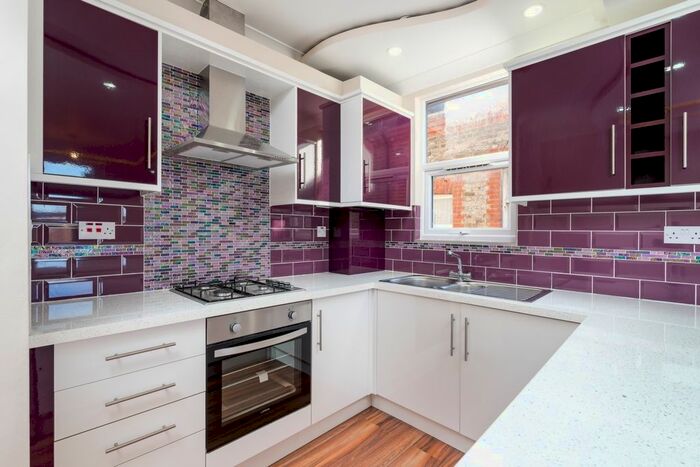 3 Bedroom Flat To Rent In Copers Cope Road, Beckenham, BR3