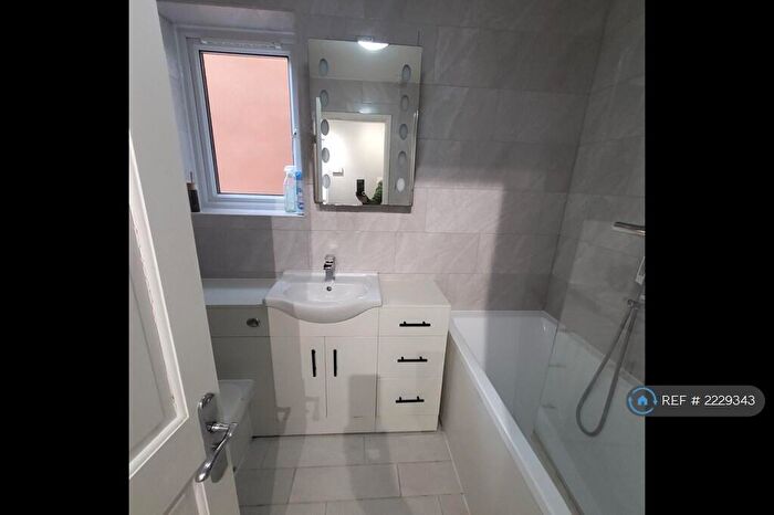 3 Bedroom Flat To Rent In Richmond Park Road, Bournemouth, BH8