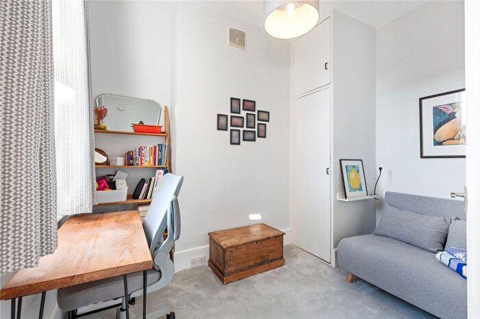 2 Bedroom Flat For Sale In Durley Road, London, N16