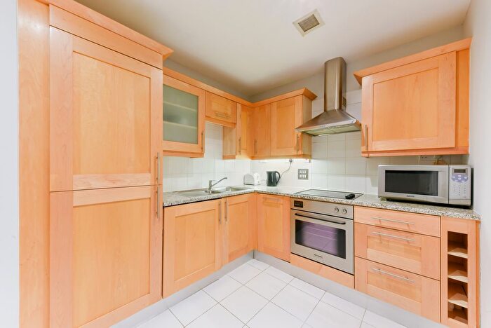 2 Bedroom Flat To Rent In Whitehouse Apartments, Belvedere Road, London, SE1