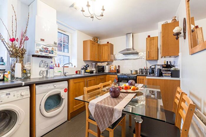 3 Bedroom Flat To Rent In Tilson Gardens, Clapham Park, London, SW2