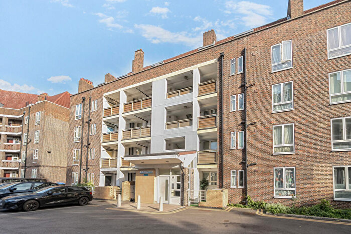 2 Bedroom Apartment For Sale In East Dulwich Estate, London, SE22
