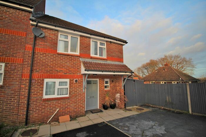 3 Bedroom Semi-Detached House To Rent In Fairfield Close, Guildford, GU2