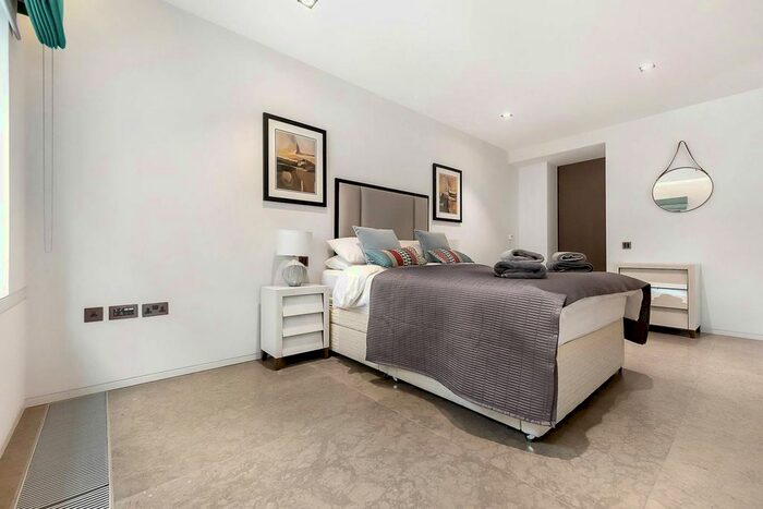 3 Bedroom Flat To Rent In Babmaes Street, St James's, London, SW1Y