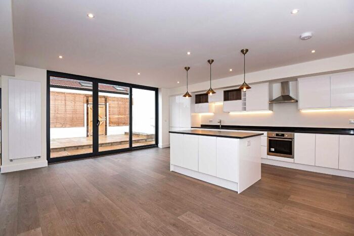 3 Bedroom Apartment To Rent In Chamberlayne Road, Kensal Rise, London, NW10