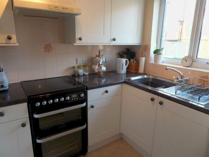 2 Bedroom Flat For Sale In Spencer Court, Banbury, OX16