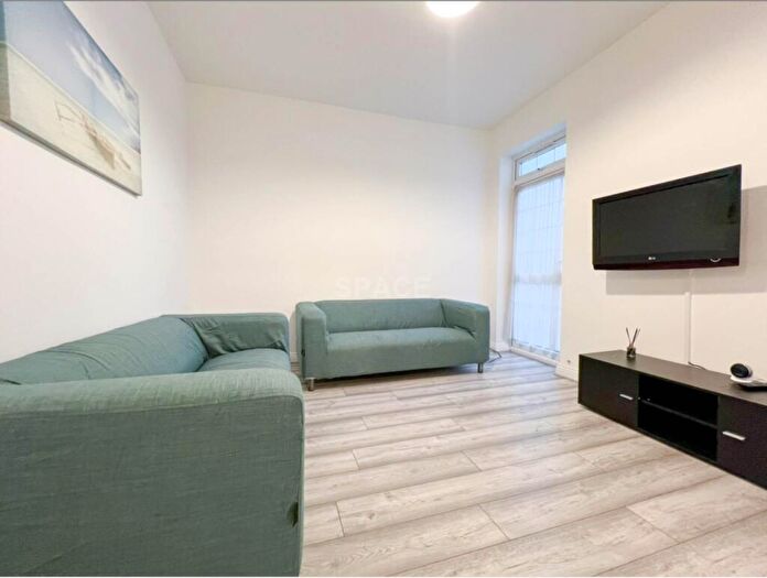 6 Bedroom Terraced House To Rent In Swainstone Road, Reading, Berkshire, RG2