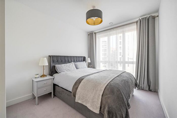 2 Bedroom Flat For Sale In Wansbeck Road, Hackney, E3