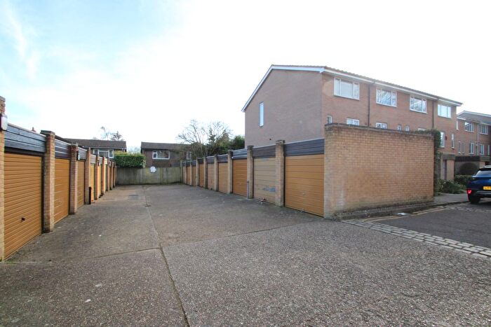 Property To Rent In Garage, Croydon, CR0