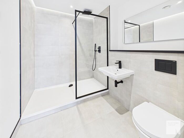 2 Bedroom Apartment To Rent In Apt . :: One Silk Street, M4