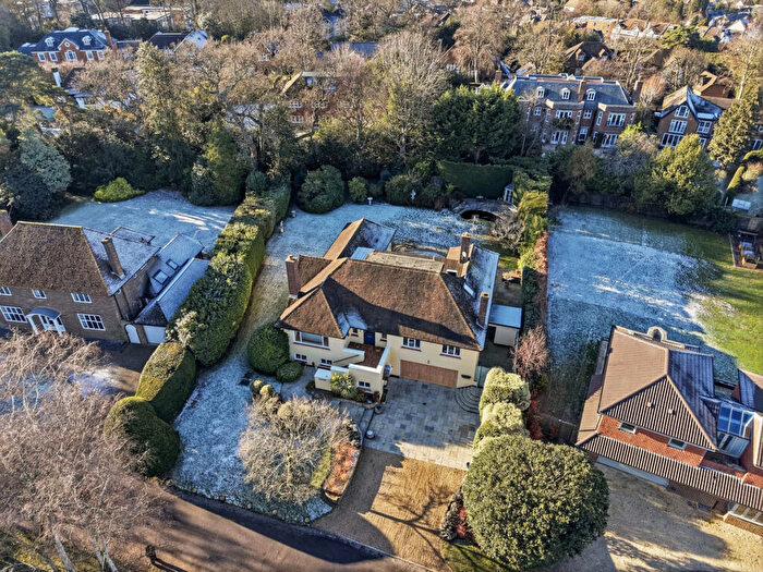 5 Bedroom Detached House For Sale In Manor Walk, Weybridge, Surrey, KT13