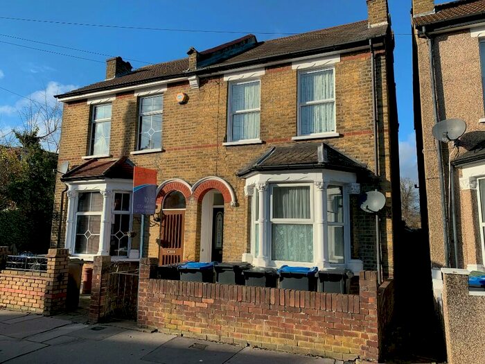 2 Bedroom Flat To Rent In Benson Road, Croydon, London, CR0